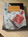 Introduction to mineralogy av William D. Nesse