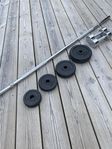 Skivstång med vikter och ett par 3 kg hantlar