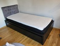 Svart ikea Malm säng 90x200 med förvaring.
