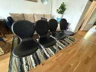 4 snygga matstolar i svart läderlook!