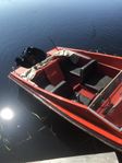 Motorbåt med med 2 par vattenskidor