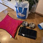 HUNDSKÅLAR, SOVBÄDD, FILT MM