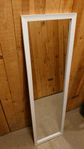 Stilren spegel i vit ram – 127x35 cm – Bra skick