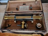 Lantmäteriinstrument i mässing, Fr J Berg, tidigt 1900-tal