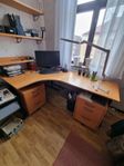 Svängt skrivbord med hyllor och hurtsar
