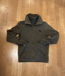 (Nr 4) FOX. Figursydd jacka. Dam. Stl: S/M.