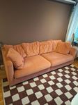 Rosa soffa i sammet