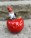 Rolf Berg - Tomte på rött äpple.