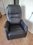 Skinnfåtölj elrecliner med lyfthjälp