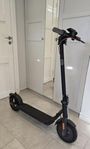 Elsparkcykel av märket Navee PRO