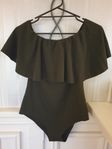 Klassisk body i stretch med volang, stl m