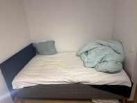 säng B: 120cm L: 200cm