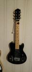 Liten elgitarr signerad av Steve Vai
