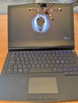 Alienware P81G gaminglaptop med snygg låda och mus