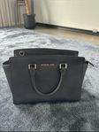 Michael Kors Selma Medium Satchel i ”Navy”