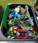 1 hel Låda med massa Lego måste bort snarast