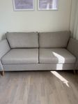 beige 2-sits soffa