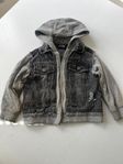 Hoodie tröja med jeans detaljer.