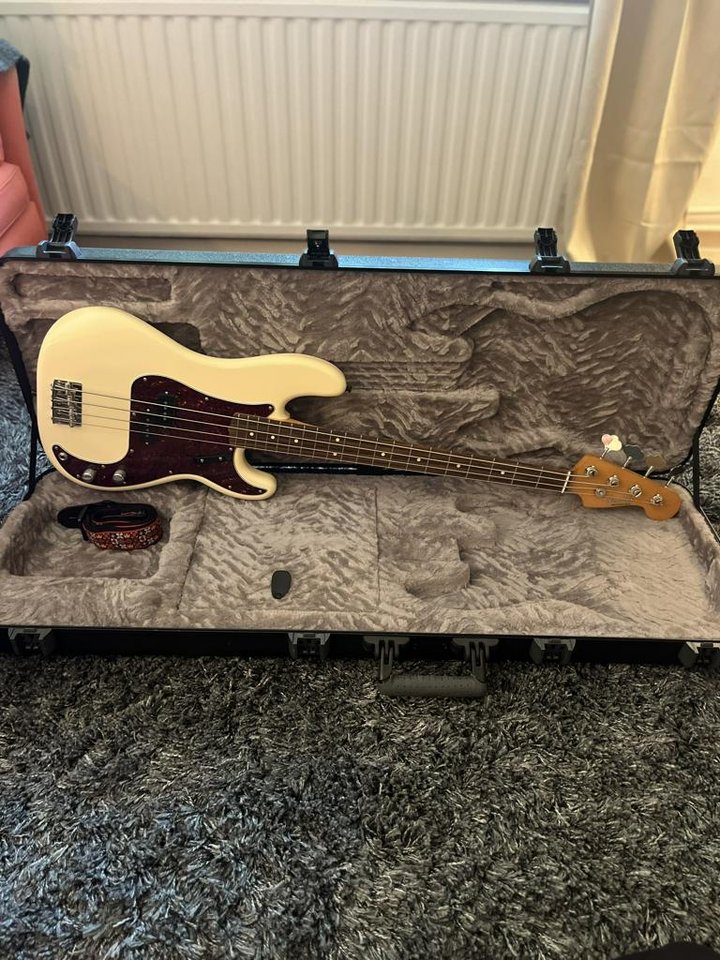 Fender Vintera II Precision B...