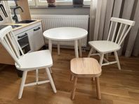 Barnbord med två stolar + IKEA FLISAT barnpall