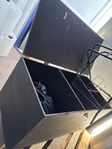 stallåda med diverse hästsaker, termobar, vattendunkar