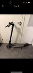 Xiaomi elscooter med laddare och punkterings fria däck