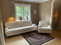 Vit soffa och fåtölj, Howard-stil 