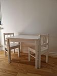 Bord och stolar till barnrum