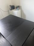 Svart matbord