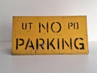 Äkta skylt från The University of Texas: No Parking