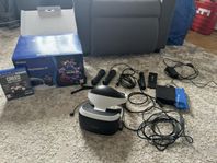 PS Vr med 2 motionkontroller samt ett spel.