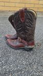 Westernboots och fina sporrar från Weaver Equine