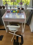 Rosa skrivbord med  stol barn