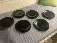 Alla för 170. IKEA svart matt porslin. Tallrikar assietter