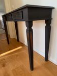 Fynda sidobord i teak från Newport