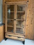 Snyggt vitrinskåp från Mio – Woodenforge (90x38x170 cm)