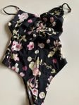 HM Body svart blommig small