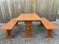 Köksbord med bänkar