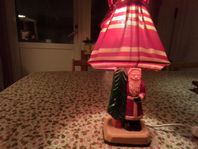 Retro lampa Jul-tomtelampa julen 2025 med handsydd skärm