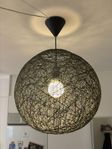 Svart taklampa