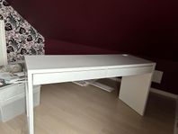 skrivbord med 2 lådor 
