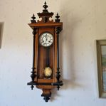 Väggklocka i äldre klassisk stil
