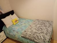 svart säng i fint skick används bara 1 år för 3000kr 