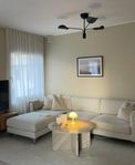 stor cremevit soffa 3-4 sits (lyftkran behövs!)