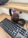 black widow gaming tangentbord och hyperx hörlurar