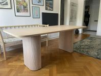 Stillrent designer matbord från Sleepo