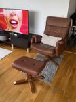 Brun recliner fåtölj med fotpall i äkta läder