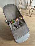 BabyBjörn Babysitter Bliss Mesh Gråbeige + leksak