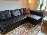 Svart 3-sits skinnsoffa med divan