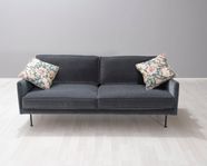 3-sits mörkgrå sammetssoffa från Mio